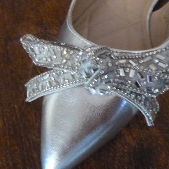 BCBGenerations SILVER KATLY SHOES sz-7 NIB POINTY FLATS - Picture 11 of 11